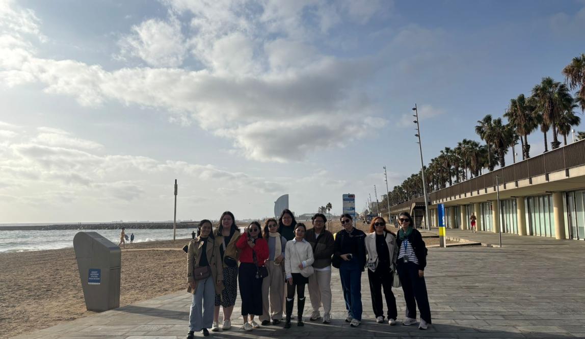 Group of FEU students posing along the beach in Barcelona