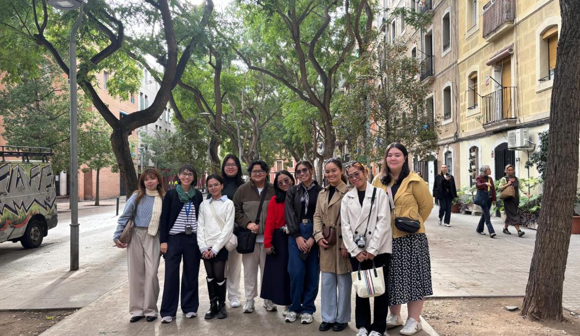 FEU Students posing in front of Las Ramblas in Barcelona outside