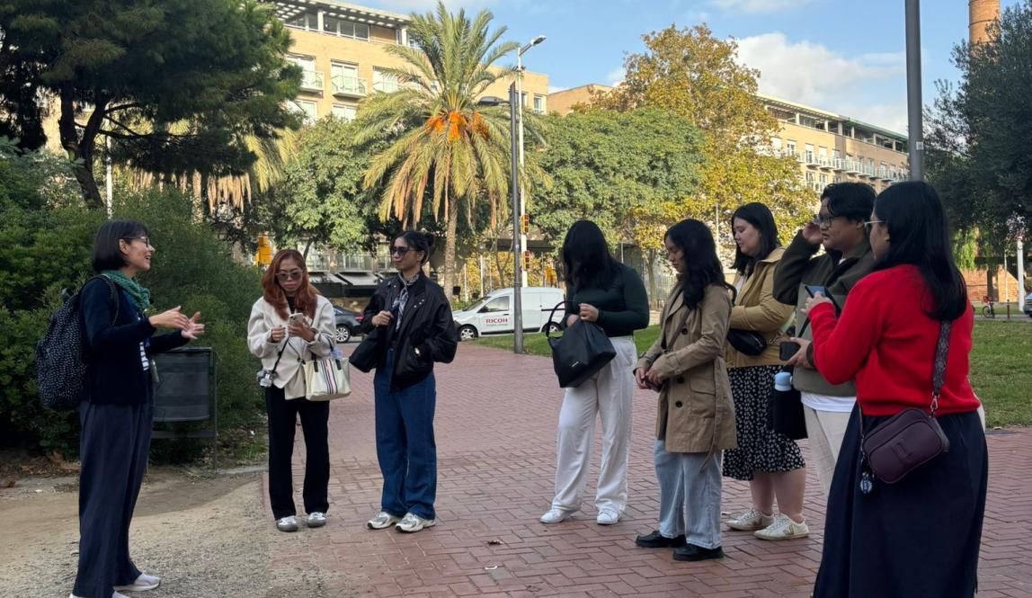 FEU students listening to faculty on a walking tour