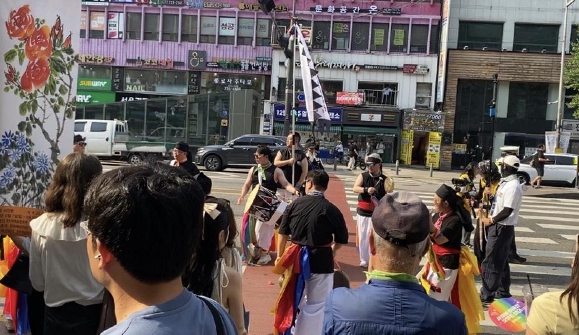 An image of the Seoul Queer Culture Festival crowd.