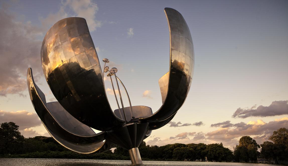 the Floralis Generica art installation at dusk