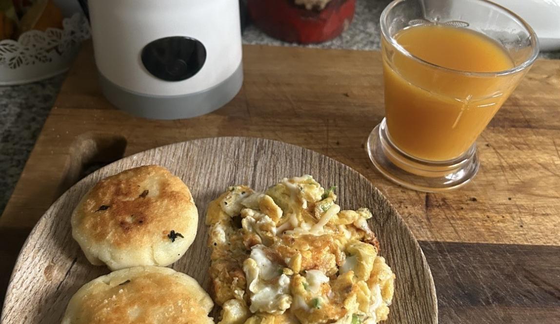 Tortillas de maiz con queso and scrambled eggs accompanied by peach juice