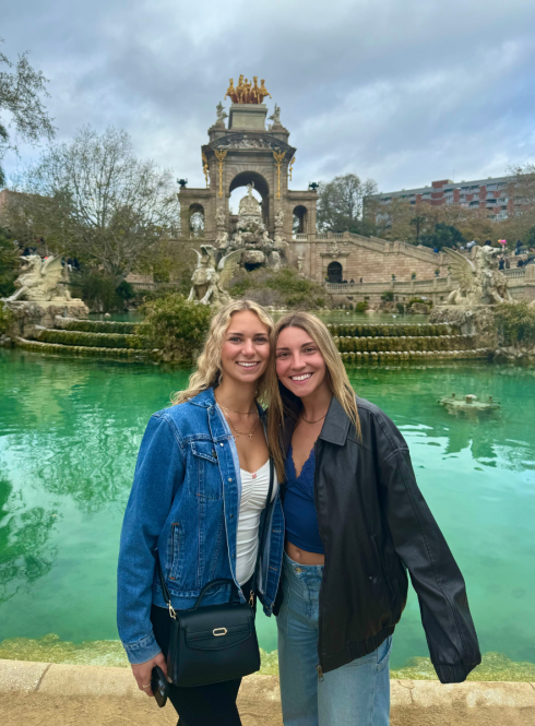 Friends exploring the Cascada Monumental in Barcelona