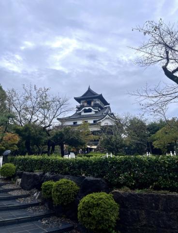 A picture of Inuyama Castle on a rainy day.