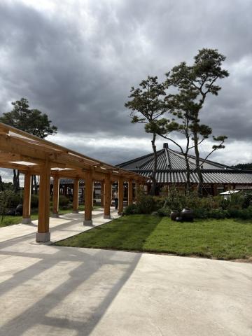 This is a photo taken of the hanok-style cafe that I visited in Gyeongju.