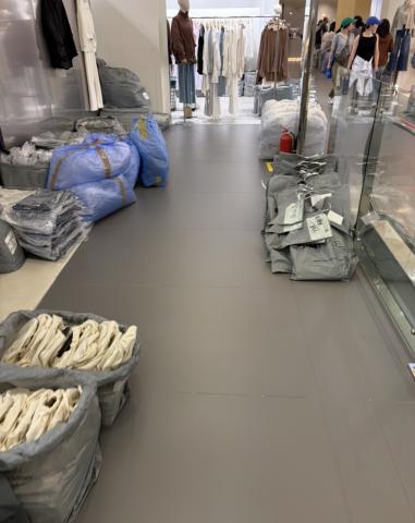 Photo inside of a night mall in Dongdaemun