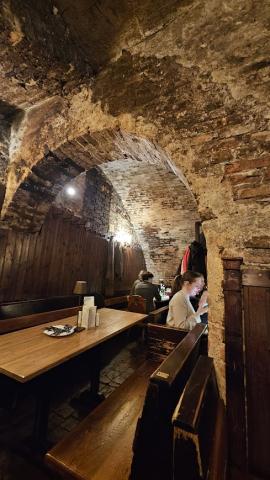 A photo showing the cellar ceilings of the restaurant Zwölf Apostelkeller.