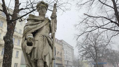 A beautiful state in Bruno-Kreisky-Park in light snow.