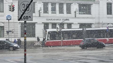 One of Vienna's trams in front of Gumpendorfer Strasse, behind a veil of snow.