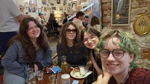 Four friends enjoying a cozy brunch at Vollpension.