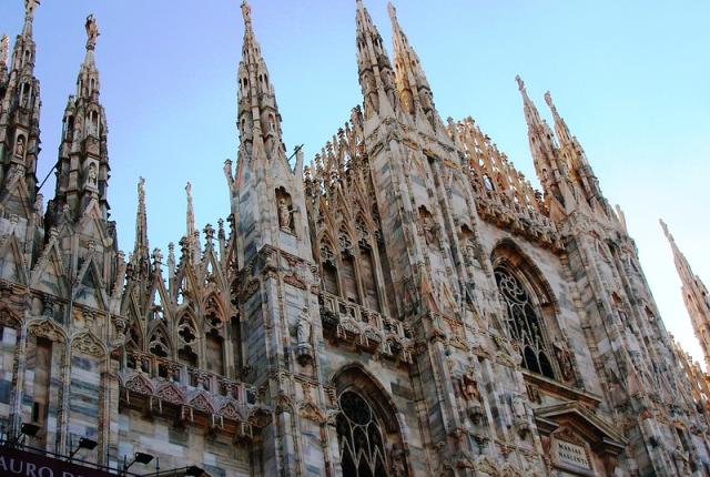 a stunning side shot of Duomo di Milano