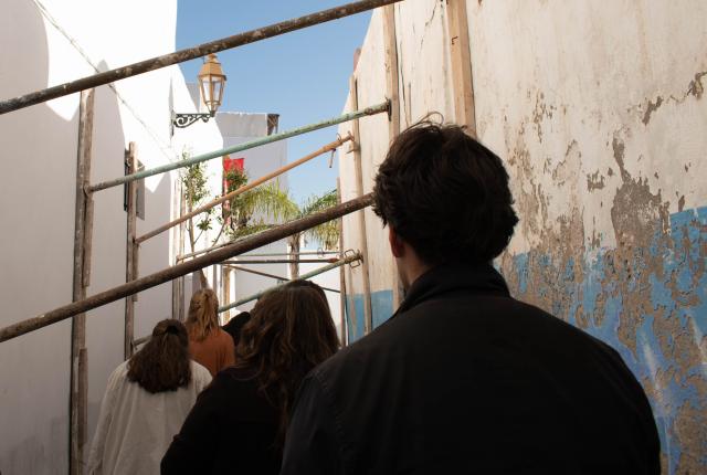 A group of students walks through an alley in Medina.