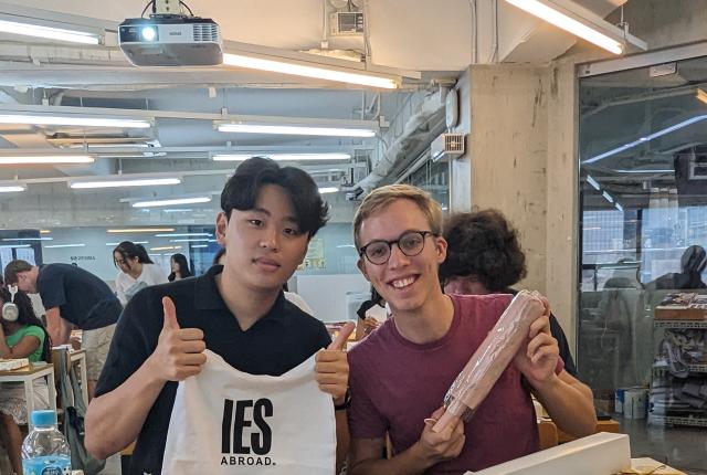 2 IES abroad students at Seoul orientation