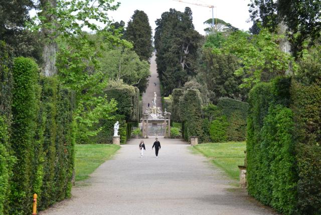 friends walking in Boboli Gardens