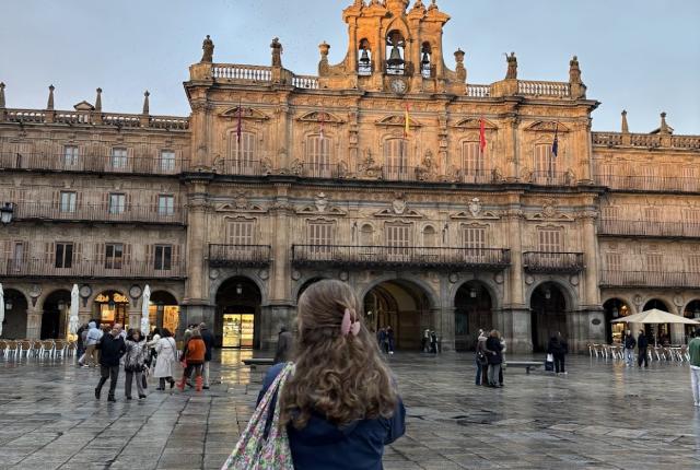 A student glances at the Palacio in Salamanca.