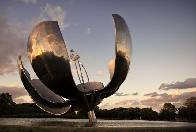 the Floralis Generica art installation at dusk