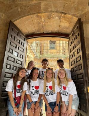 IES Abroad Salamanca students wearing matching shirts