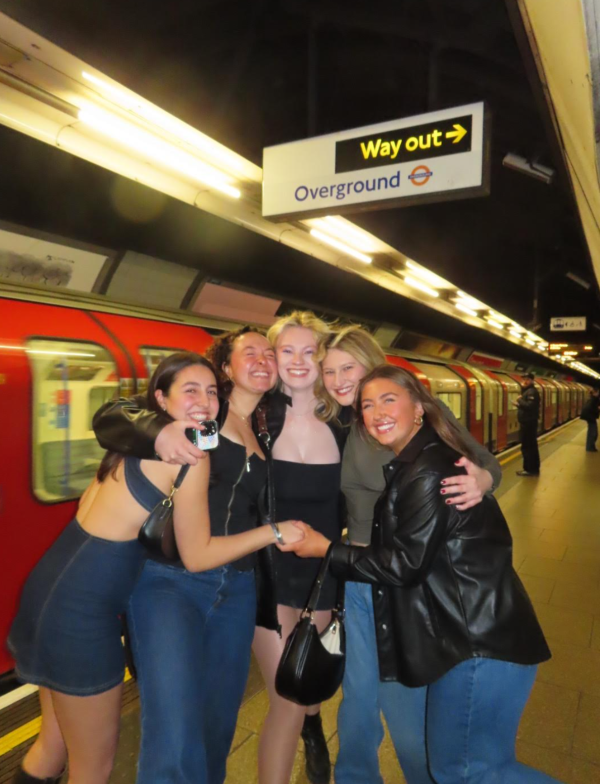 London Mind the gap •Halle Weaver