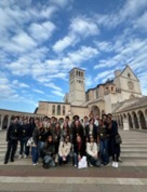 A group of students in front of a cathedral.