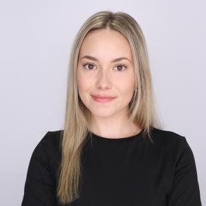 Maddie in her headshot