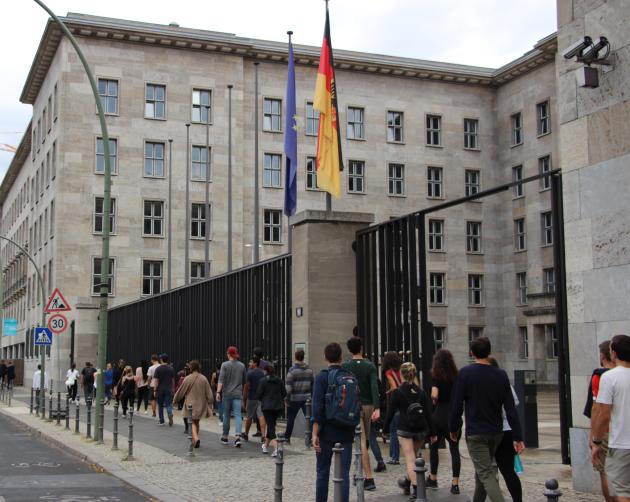 Students on a tour of the Finance Ministry in Berlin