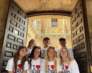 IES Abroad Salamanca students wearing i love Salamanca t-shirts 