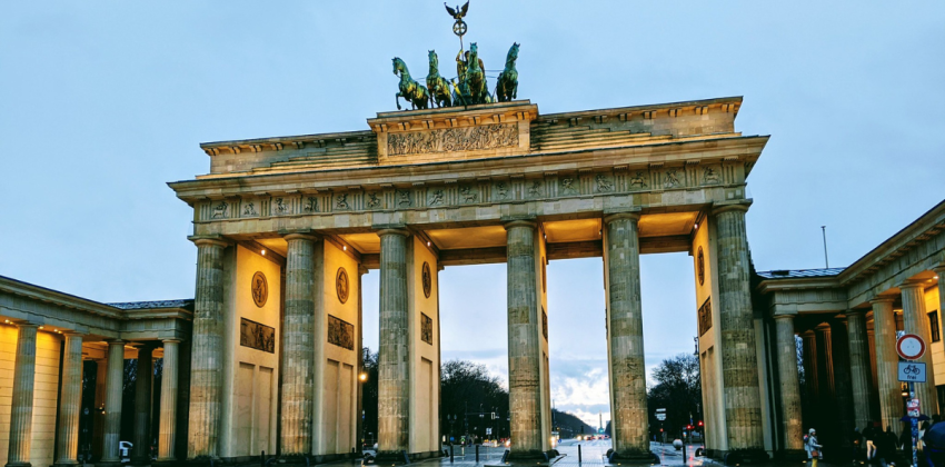 brandenburg gate at dusk