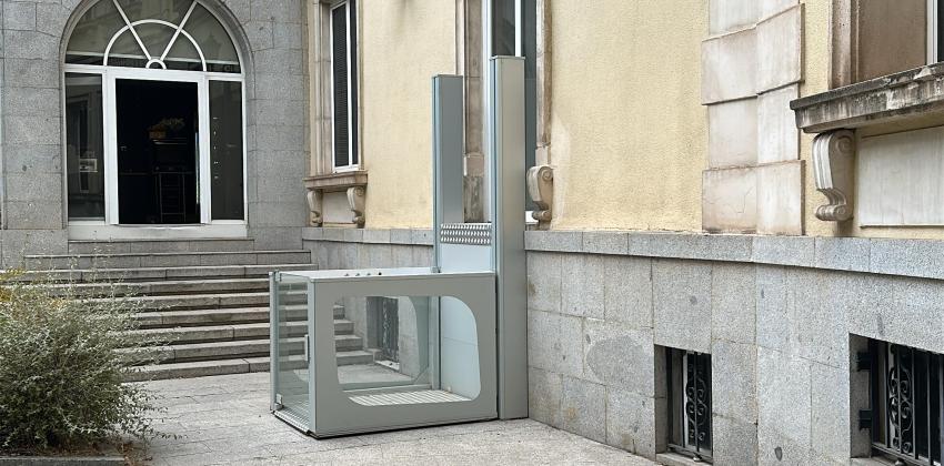 A wheelchair accessible exterior lift