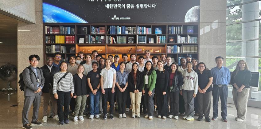 A photo of students and the Seoul Center staff at the Korea Aerospace Research Institute